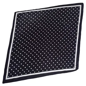 Vue détaillée d'un foulard carré en soie satinée à pois noirs et blancs classiques
