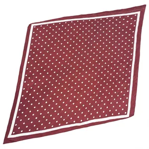 Vue détaillée d'un foulard en satin bordeaux à pois avec une texture délicate