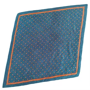 Gros plan d'un foulard en satin plissé bleu orné de motifs à pois orange élégants