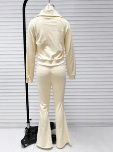 Vue arrière d'un ensemble deux pièces en polaire crème avec veste et pantalon