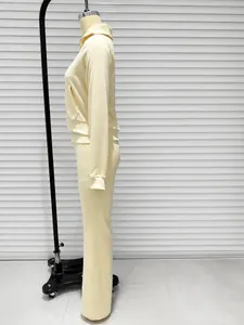 Vue latérale de l'ensemble deux pièces en polaire crème avec veste et pantalon