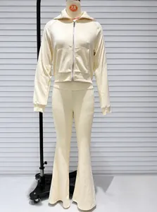 Ensemble de détente deux pièces en polaire beige avec veste zippée et pantalon évasé