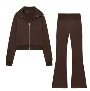Ensemble de survêtement en polaire marron deux pièces avec veste zippée et pantalon évasé