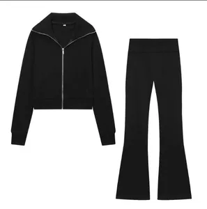 Vue détaillée de l'ensemble deux pièces en polaire noire pour femme avec veste.