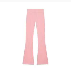 Pantalon évasé en polaire rose avec une taille haute pour un look d'automne élégant.