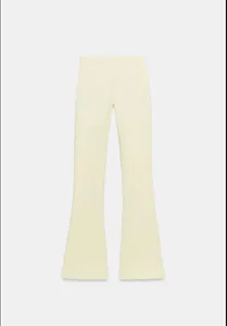 Vue détaillée du pantalon évasé taille haute crème avec une ceinture élastique confortable
