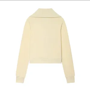Vue arrière d'une veste polaire à revers minimaliste de couleur crème pour femmes