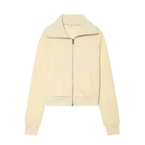 Gros plan d'une veste en polaire zippée crème à manches longues et col à revers élégant.