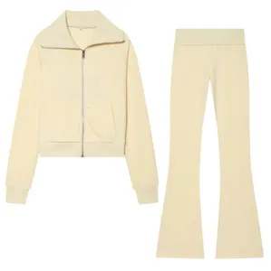 Ensemble de survêtement crème deux pièces avec veste à fermeture éclair et pantalon évasé