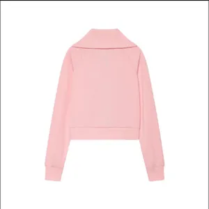 Vue arrière d'une veste en polaire rose tendre à manches longues et col à revers