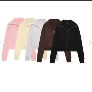 Détail des sweats à capuche zippés en polaire en cinq couleurs : rose, crème, gris, marron, noir.