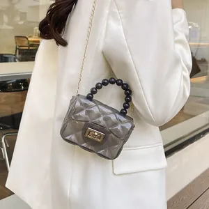 Sac en gelée matelassé transparent avec poignée en perles et chaîne dorée élégante