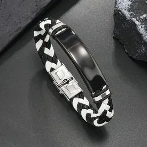 Primer plano de pulsera de cuero trenzado blanco y negro con placa de acero negro