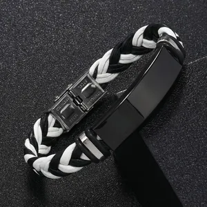 Vista detallada de una pulsera de cuero PU trenzado en blanco y negro con cierre