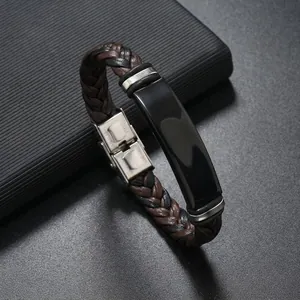 Detalle de pulsera de cuero PU trenzado con placa de identificación de acero negro