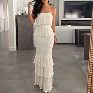 Vue d'une élégante robe maxi blanche à volants étagés dans un intérieur moderne.