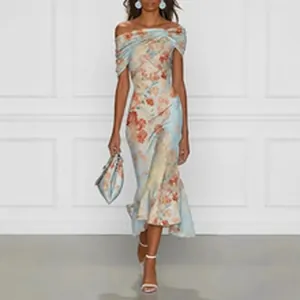 Robe midi fleurie bleu clair élégante avec col drapé à épaules dénudées et ourlet à volants