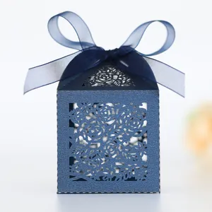 Elegante dunkelblaue lasergeschnittene Hochzeits-Gunst-Box mit Rosenmuster und Banddekoration