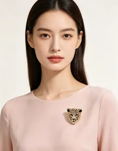 Élégante broche tête de léopard vintage avec strass scintillants sur une robe rose clair