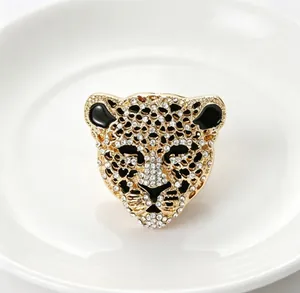 Vue macro détaillée d'une broche léopard vintage ornée de strass blancs étincelants.