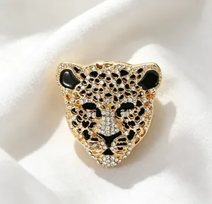 Vue détaillée d'une broche tête de léopard vintage avec strass étincelants et fini doré
