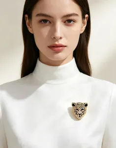 Vue détaillée d'une broche tête de léopard vintage avec strass étincelants sur blanc