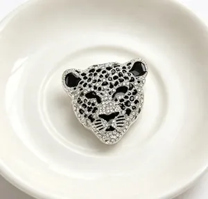 Détail de la broche tête de léopard rétro avec strass étincelants et émail noir