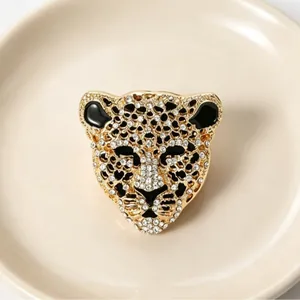 Broche tête de léopard vintage dorée avec strass étincelants et émail noir élégant