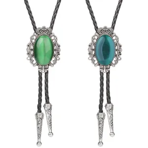 Western cowboy bolo tie met kroonontwerp en groene synthetische kattenoogsteen inlegwerk