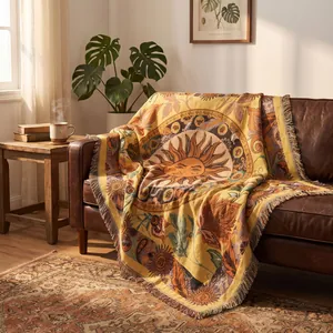Dettaglio della coperta intrecciata boho con motivo a sole su un divano in pelle marrone
