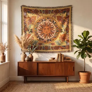 Una coperta di arazzo intrecciata bohémien con design a sole in un soggiorno moderno casa