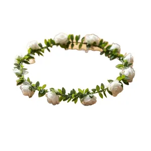 Couronne de fleurs en mousse blanche faite à la main avec feuilles vertes pour les mariages