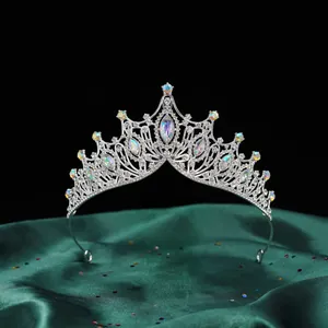 Detailansicht der silbernen Barock-Brautkrone mit schillernden Steinen auf grünem Satin.