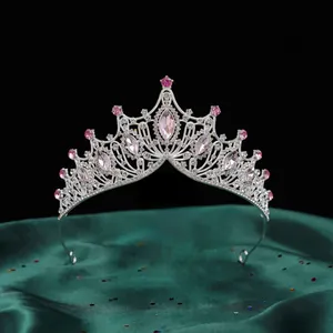 Nahaufnahme des barocken Braut-Diadems mit rosa Steinen und glänzender Versilberung