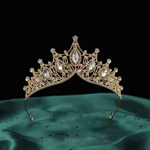 Nahaufnahme des luxuriösen barocken Braut-Diadems aus Gold mit eleganten Markiseschliff-Kristallen