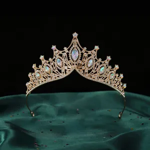 Detailansicht der luxuriösen Barock-Brautkrone mit opalen Marquise-Kristallen auf Satin