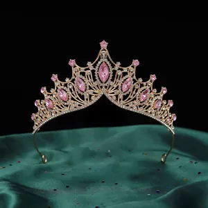 Detailansicht eines luxuriösen Barock-Brauttiaras mit rosa marquiseförmigen Kristallen