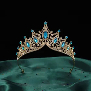 Exquisite Nahaufnahme eines luxuriösen Barock-Brautdiadems mit blauen Edelsteinen