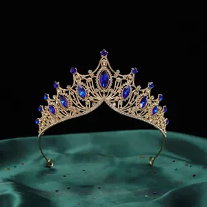 Detailansicht der luxuriösen Brautkrone mit eleganten blauen Kristallen auf Seide