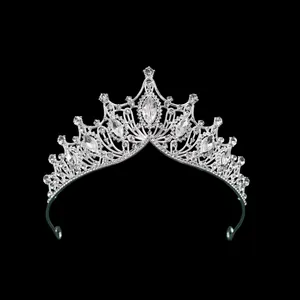 Detailansicht eines luxuriösen silbernen Barock-Brauttiara mit funkelnden Kristallen