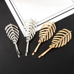 Gros plan de barrettes à cheveux élégantes en forme de feuille en alliage de zinc doré et argenté