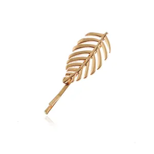 Gros plan d'une barrette à cheveux élégante en alliage de zinc en forme de feuille dorée