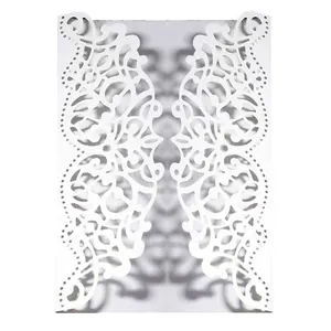 Vue détaillée d'un élégant faire-part de mariage blanc découpé au laser avec dentelle.