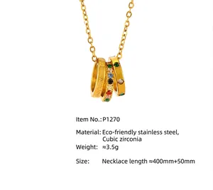 Gros plan du collier à trois anneaux avec zircons multicolores et gravure d'amour.
