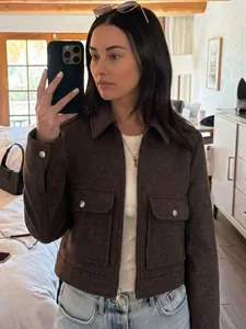 Casual donkerbruine korte jas met rits en voorzakken getoond in een spiegelselfie