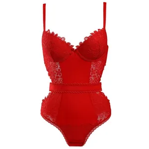 Body lingerie sexy en dentelle rouge avec bonnets push-up et détails de broderie florale