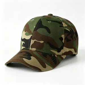 Vue détaillée d'une casquette de baseball camouflage avec motifs verts et marrons