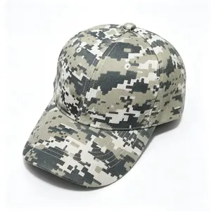 Détail du motif camouflage numérique sur une casquette de baseball ajustable et durable