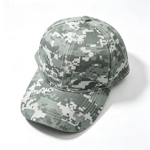 Gros plan du motif de camouflage numérique sur une casquette de baseball verte.