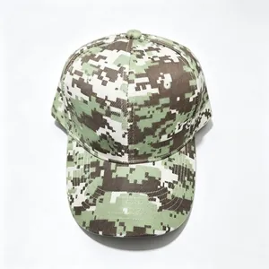 Vue détaillée d'une casquette de baseball classique avec motif camouflage numérique